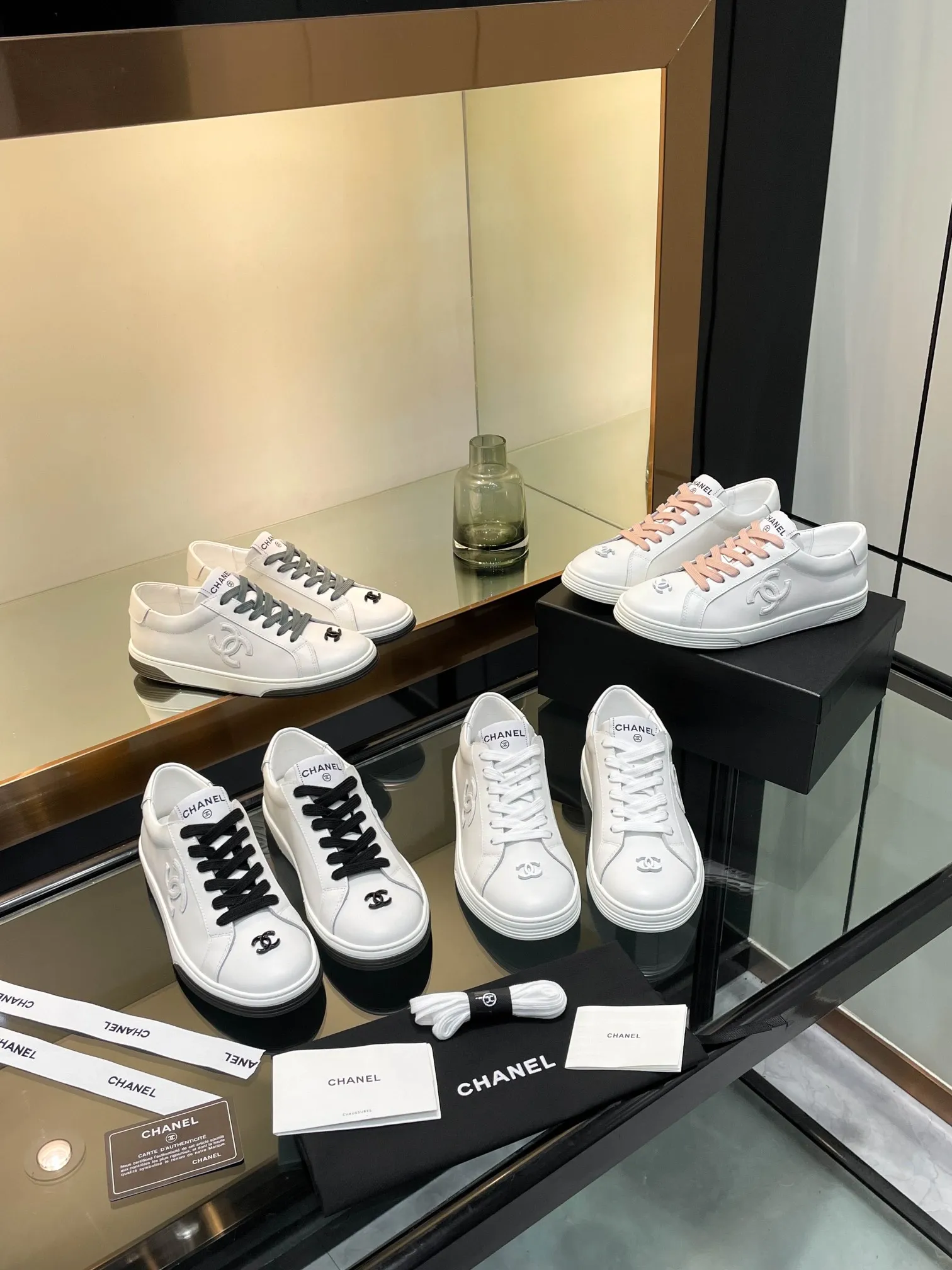 👟👟Ex-factory price 520👟👟Chanel Chanel 25SF latest model full leather panda color white shoes casual sports shoes skateboard shoes original purchase and development production Xiaoxiang C Home Another super popular item in the counter, loved by Internet celebrity bloggers and sisters, and various praises on social platforms. It is very popular, has a high texture, is breathable and super spring and summer. Seeing this issue always arouses the inner desire of girls for fashion. The latest suede material, classic black and white color, full of fashionable feeling on the feet, easy to care for. Fabric: Original customized imported cowhide material. Lining: Customized soft sheepskin lining. Sole: Original molded TPU non-slip outsole. Bottom thickness: 2.5CM. Size: Women's size 35-40 (custom-made sizes 40 are non-refundable)